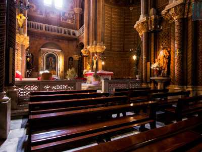 Meno ricca � la navata opposta, quella di sinistra, dominata dalle pitture consacrate a San Nicola